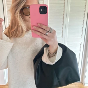Svart snygg handväska  - Säljer min svarta super snygga väska eftersom den tyvärr inte kommer till användning 💘Använd cirka 2 gånger 🩷