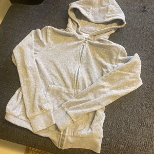 Grå hoodie från Juicy Couture - Säljer pga att den har blivit för liten för mig, bra skick