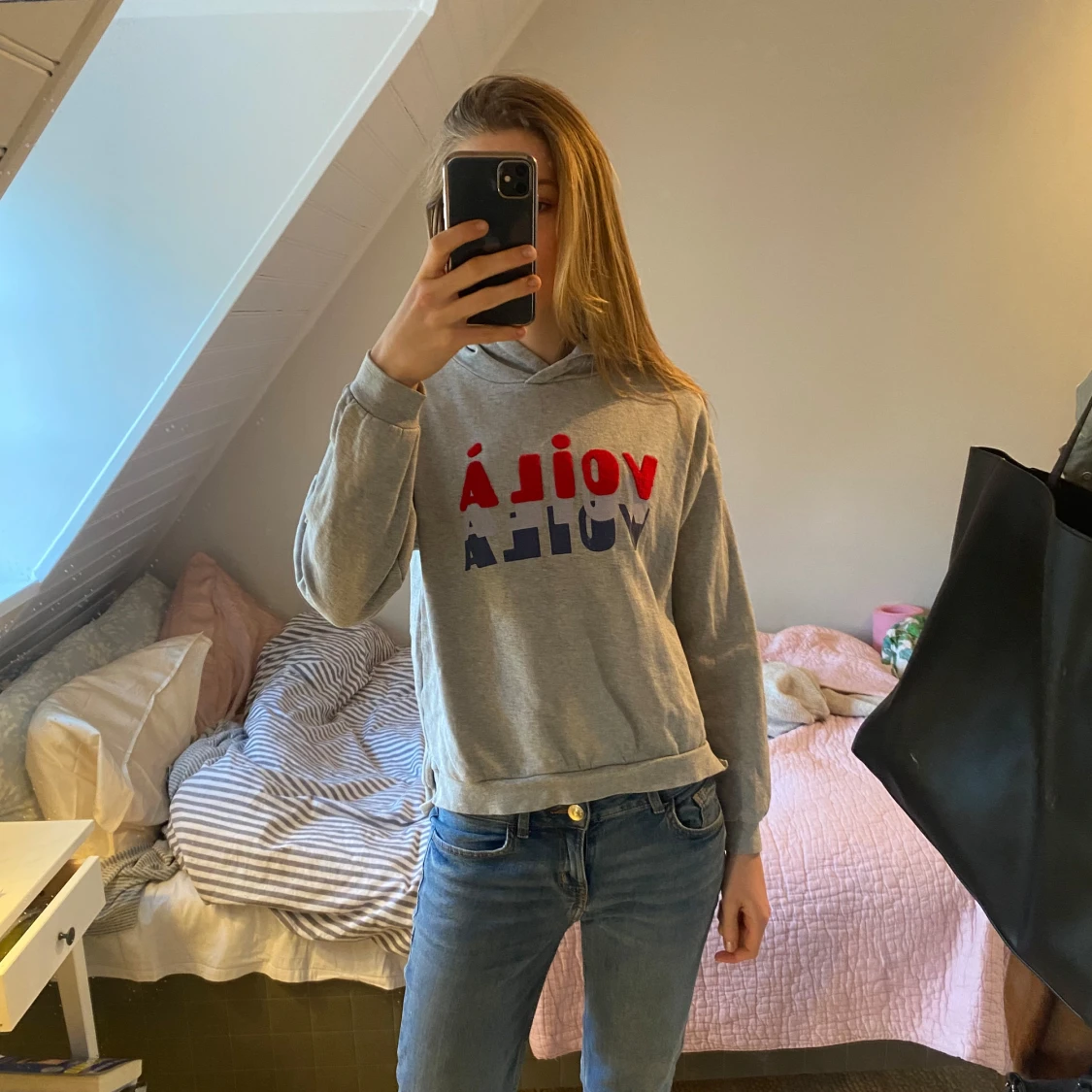 Grå hoodie med Voilà-tryck - 1