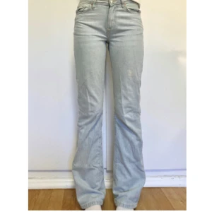 Ljusblå bootcut jeans - Snygga ljusblå bootcut jeans! Från bikbok i modellen ”low straight” 24/32💘Säljer pga de är för små på mig. Hör av dig vid frågor🫶🏼