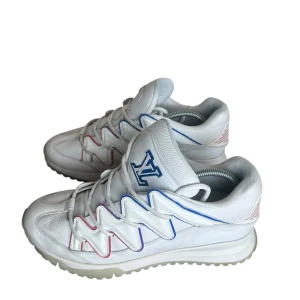 Louis Vuitton  - Louis Vuitton Ziga Zaga sneakers. Storlek 43. Fint skick. Mer information på Fashionels.com 