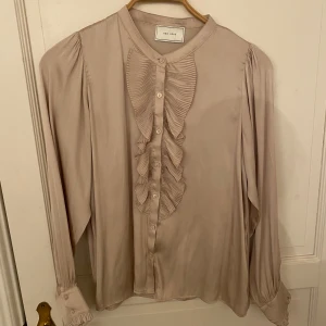 Beige satin blus - Snygg beige satin blus från Neo noir! Endast använd en gång i mycket fint skick!💕