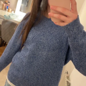 Blå stickad tröja - Skit snygg stickad tröja från Vero Moda, kommer tyvärr inte till användning. 