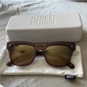 Bruna Solglasögon Chimi - Snygga bruna chimis i storlek 005 som jag köpte här på Plick men som inte kom så mycket till användning. Bra skick och kan tänka mig att byta till 04or, bruna eller svarta 😊