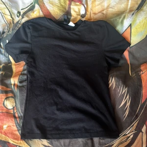 Svart t-shirt från H&M Divided - Säljer en svart t-shirt från H&M Divided. Sitter väldigt tight. Tryck gärna på köp nu!!