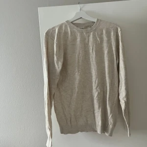 Beige tröja från !Solid - Säljer en stilren beige tröja från !Solid. Tröjan har en rund halsringning och långa ärmar, perfekt för en avslappnad look. Den är tillverkad i ett mjukt material som känns skönt mot huden.