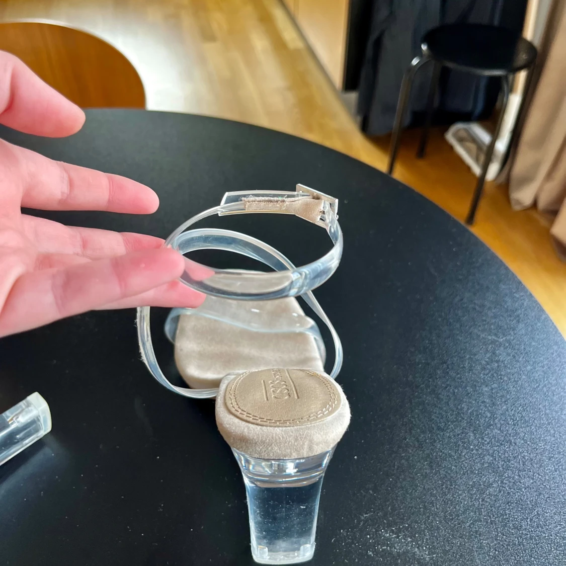 Transparenta klackskor med remmar - 2