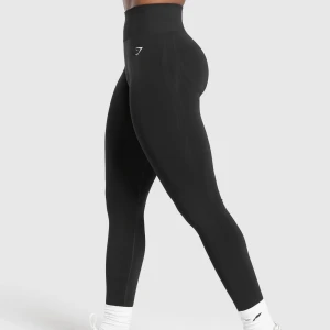 Gymshark svarta träningsbyxor - Snygga och bekväma svarta leggings från Gymshark. Dessa högmidjade leggings är perfekta för träning. Köpt för 1 månad sen för 399kr. Har använt dom 2 gånger men insett att dom är för små