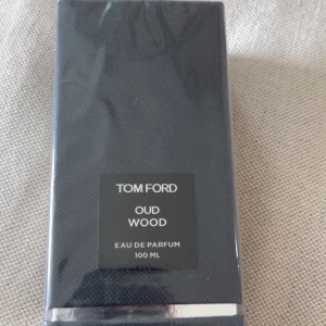 Tom Ford Oud Wood Eau de Parfum 100 ml - Helt ny Tom Ford Oud Wood parfym. Fick den som present men har redan en likadan, därför säljer jag den. Oöppnad och i originalförpackning.