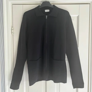 John Henric cardigan - Svart finstickad cardigan från John Henric i toppen skick och storlek m säljes. Tveka inte vid minsta fråga eller fundering och pris ej hugget i sten😇