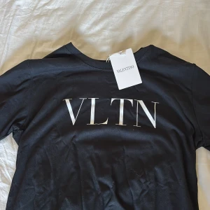 Svart t-shirt från Valentino - Valentino tshirt etikett kvar