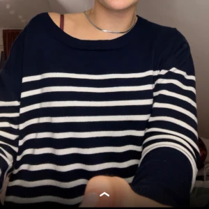 Randig tröja - Finstickad randig tröja från Holly & whyte. Storleken är bortklippt men gissar på M. Jag har använt den som en S/xs.