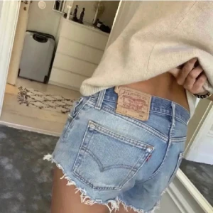 Levis 501 shorts grå/svart - Säljer dessa populära Levis 501 shorts i grått/svart💓