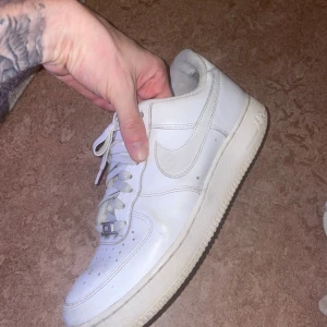 Nike Air Force 1s - Ett par äkta Nike Air Force 1s  Storlek 41 passar 42 också utan sula.  Inre hälar öppna som de flesta och slitage under skon syns på näst sista bilden. Behöver tvättas.   Skorna är nice och passar till allt. Både i vardag och i andra sammanhang.   QR för autenticitet på sista bilden  Fraktas📦eller hämtas på plats i Västerås.
