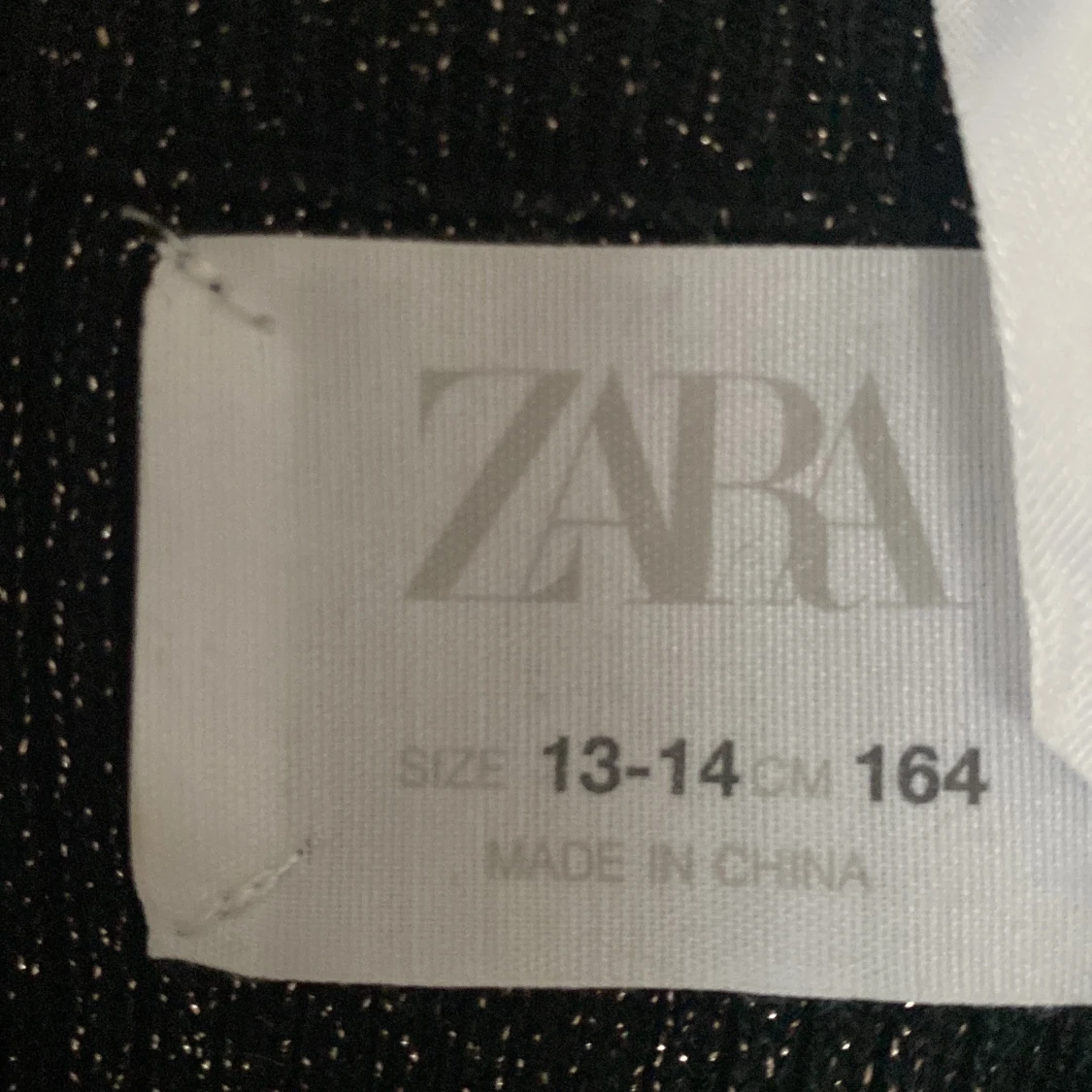 Svart glittrig klänning från Zara - 2