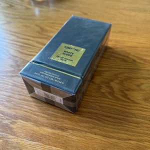 Tom Ford White Suede Eau de Parfum - Säljer en elegant Tom Ford White Suede Eau de Parfum. Flaskan innehåller 100 ml