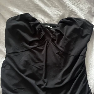 Svart topp från Bik Bok - Snygg svart topp från Bik Bok med  v-ringad design