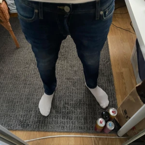 Jack & Jones jeans  - Tjena! Säljer ett par jack & jones jeans som är köpta i butik för ca 1 år sedan som inte passar mig så bra längre men hör av er vid frågor! Retail ligger på 600kr, priset är diskuterbart 