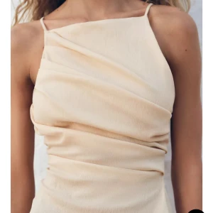 Beige klänning med öppen rygg - Gul beige topp från Zara. Nypris 229 och med frakt 290. Säljer för 200