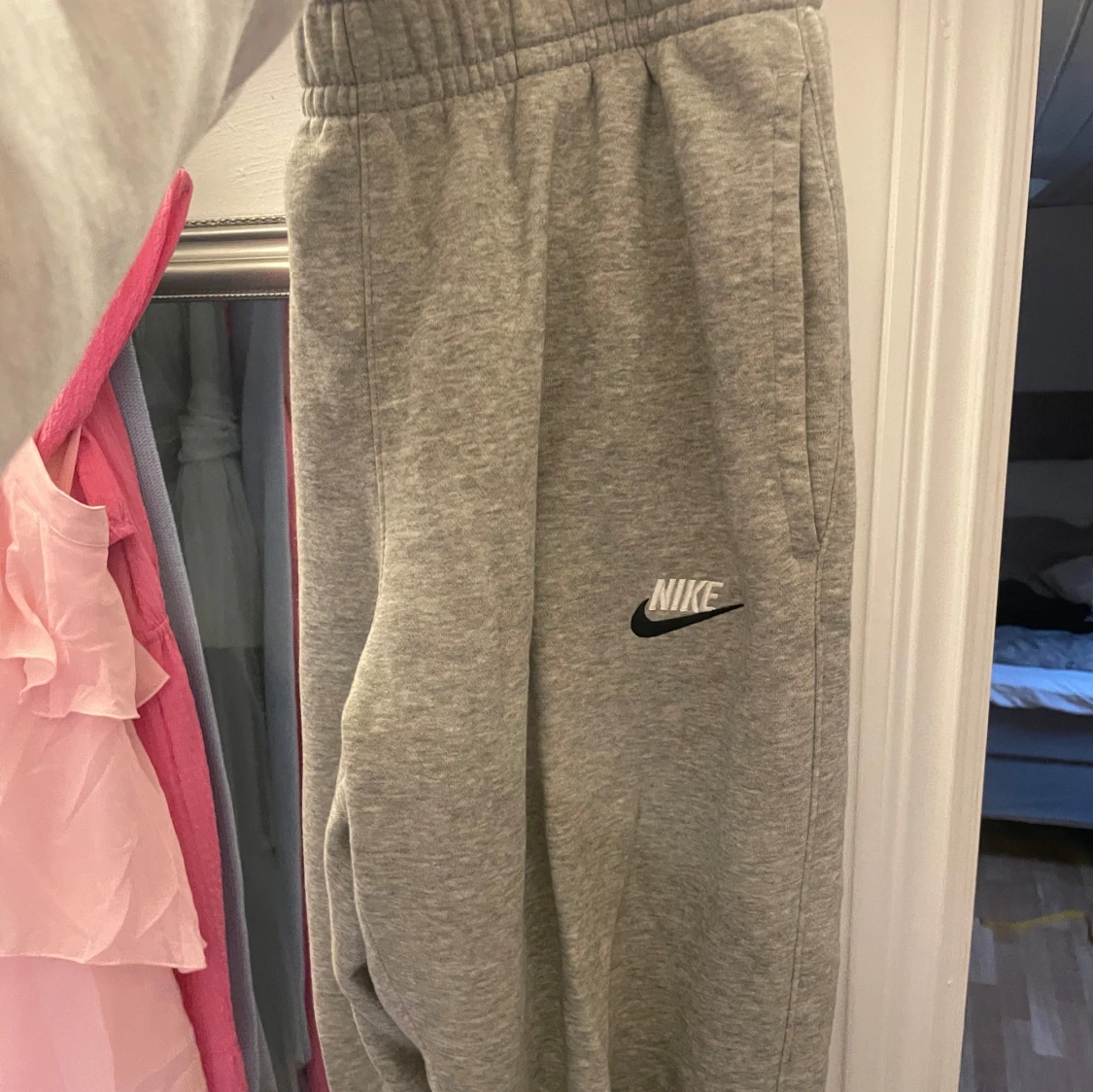 Grå mjukisbyxor från Nike - 1