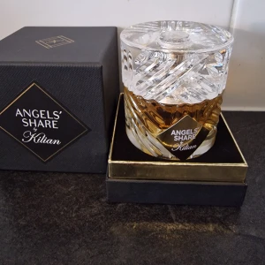 Angels' Share parfym från Kilian - Parfym från Kilian. Väldigt elegant doft med varma noter. Perfekt för en dejt kväll om man vill ha en exklusiv och elegant doft. Har testat ett fåtal gånger så flaskan är som ny.