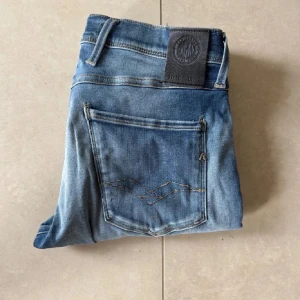 Replay Jeans - Säljer ett par Replay Hyperflex Jeans | Skick 9/10 | Pris 399kr | Modell Anbass | Storlek 28/32 | Hör av dig vid minsta fundering