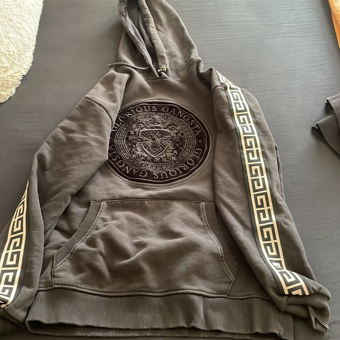 Grå hoodie från Glorious Gangsta