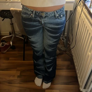 Mönstrade jeans  från Weekday - Snygga blå jeans från Weekday. Jeansen är väldigt låg midjade och sitter perfekt. Pris kan diskuteras😇🩷