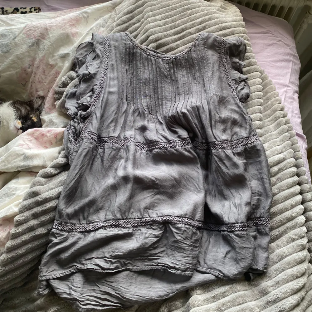 Säljer min gråa blus från Lindex med volanger ❣️❣️ . Puserot.