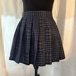 Cosplay kjol - Gammal cosplay kjol för en kakagurui cosplay. Så tyget är polyester och väldigt tunt och plastiskt. Men fin kjol ändå. Lite kort men det är snyggt så :D jag är M och det passar men lite tight 