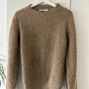 Beige stickad tröja från NA-KD - Säljer en snygg beige stickad tröja från NA-KD. 