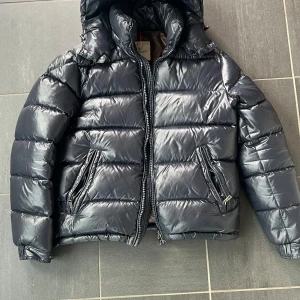 Moncler Maya 2/ Medium  - Säljer min moncler maya jacka som jag har använt i en säsong, jackan är i super bra skick utan hål och fläckar. Har tyvärr inte kvar kvittot men det går att se att den är äkta genom scannen och koden i jackan. Ny pris 16000kr.