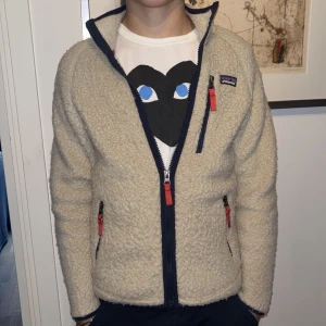 Beige fleecejacka från Patagonia - Säljer en snygg och go fleece jacka från Patagonia. Den är väl använd men inte sönder på något ställe! Den är i storlek 12 i barn men passar mig som är 168 och väger 50kg. Skulle själv säga att den är i typ Xxs. ✅Skriv till mig om du har några funderingar kring den! 👊🏼/Gustav