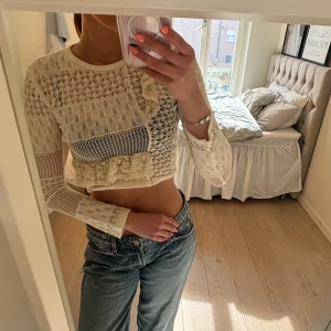 Topp - Crémefärgad croptop från Zara🌸 Använd fåtal gånger och i fint skick, inga defekter✨