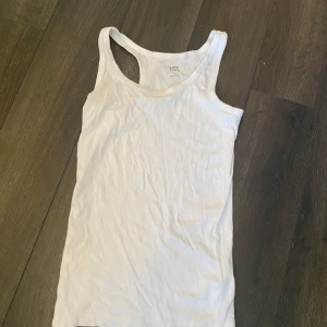 Vit linnetopp från 157 - Säljer en klassisk vit linnetopp från 157 i storlek S. Tillverkad av 100% bomull, perfekt för varma dagar. Enkel och stilren design med ärmlös skärning. Den kommer strykas innan jag skickar iväg den:)