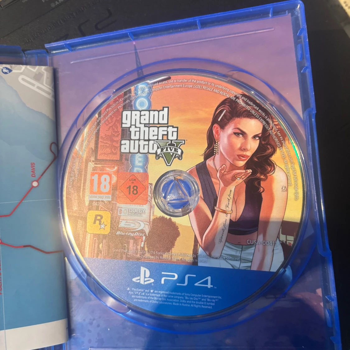 PlayStation 4 med två kontroller och GTA V - 4