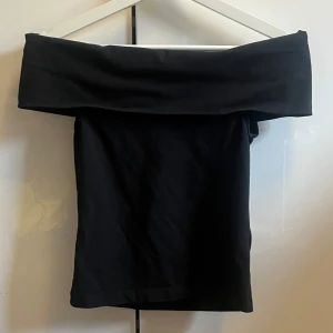 Off-shoulder topp - Svart off-shoulder topp från Stories, storlek XS. Fint skick då den knappt använts. 💖
