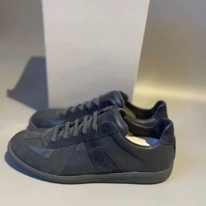 Maison Margiel skor (Helt nya) - Tja, säljer nu dess sjukt snygga Maison Margiel skorna, dom är helt nya aldrig använda. Tveka inte att höra av er vid minsta lilla fråga!!