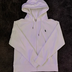 Ralph Lauren zip hoodie  - Sjukt snygg raffe zip hoodie i storlek S. Clean vit färg. Skicket är som ny. Nypris runt 2000kr mitt pris endast 495. 