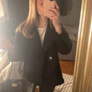 Svart kappa  - Jag säljer nu min snygga design by si kappa!! Den är använd men har inga tydliga tecken på de! Perfekt nu till våren❣️