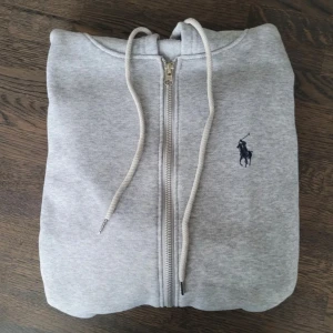 Ralph Lauren hoodie  - (IFYKYK 🐼) knappast använd hoodie som jag säljer pågrund av att den inte är i min passform. Skicka meddelande om frågor pris kan diskuteras 