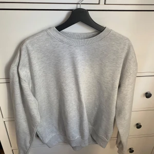 Grå sweatshirt  - En grå mysig sweatshirt från lager 157 storlek S!