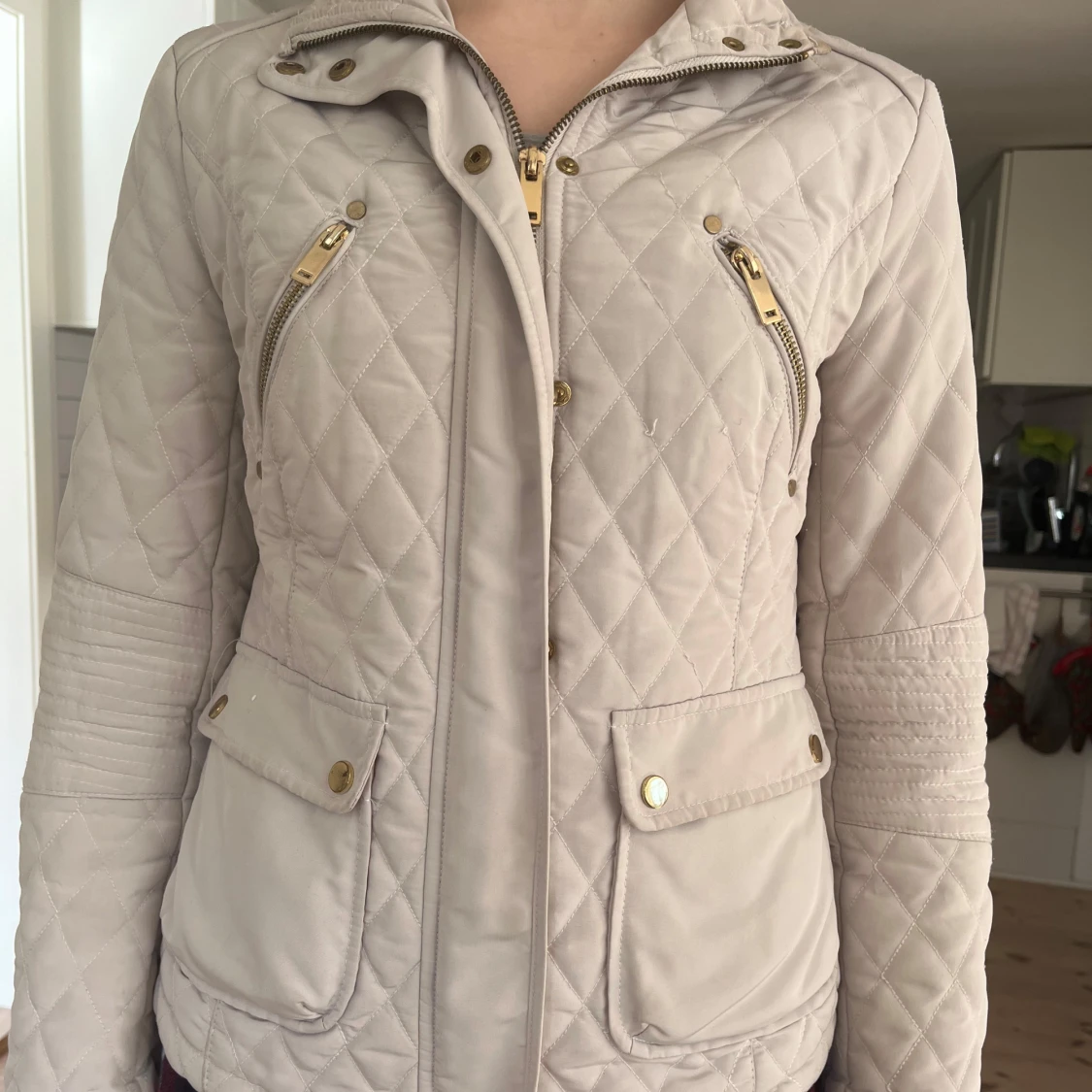 Beige jacka med dragkedjor - 1