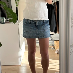Jeanskjol  - Jeanskjol med inbyggda shorts, 24 cm lång 38 cm över midjan! Köp via köp nu💓