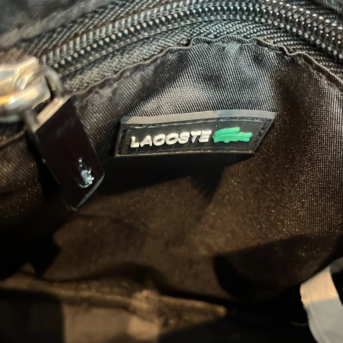 Svart axelväska från Lacoste - 2