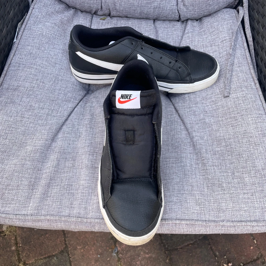 Svarta Nike sneakers med vit sula