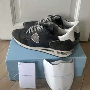 Philippe Model - Säljer nu ett par goa Phillip model runners i bra skick. Finns såklart tecken på användning men mycket kvar att ge! Putsas upp och tvättas innan dem skickas, allt tillbehör följer såklart med! Hojta till vid funderingar!