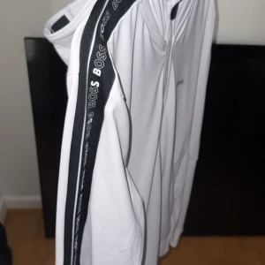 Hugo Boss Hoodie - Säljer min kära hugo boss hoodie spm är vit och har väldigt fina detaljer. Inga fläckar och är så gott som ny. 