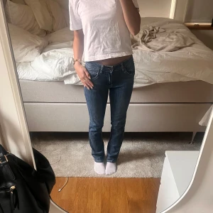 Mörkblå jeans - Mörkblåa jeans i storlek 158 men passar även 32/34. Är 160 och sitter bra i längden 