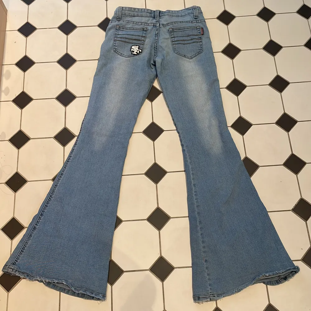 Jättesnygga ljusblå jeans med vida ben, väldigt stretchiga, står ingen storlek men skulle uppskatta till en s. Midjemått tvärs över: 36cm Innerbenslängd: 83cm (lånade bilder). Farkut & Housut.